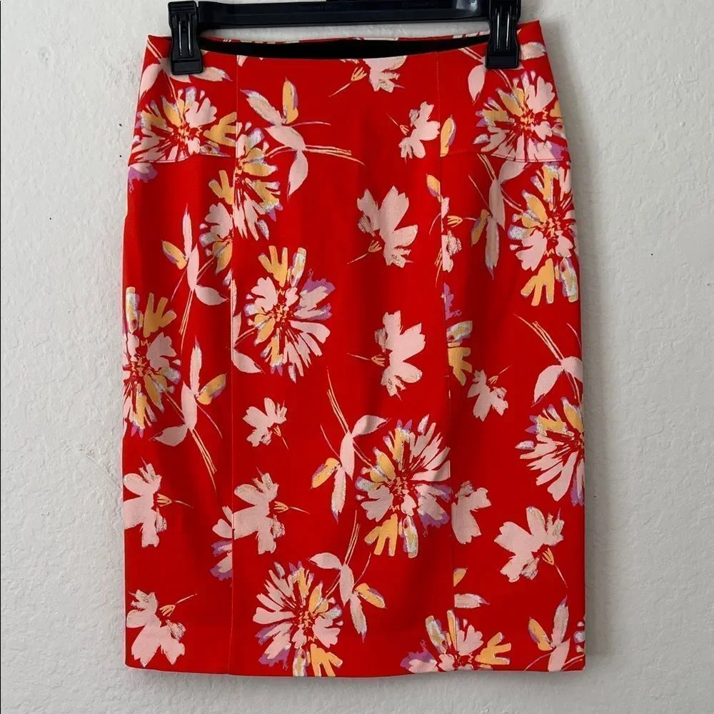 Like New! Lyssé Floral Red Women's Pencil Skirt in Size S